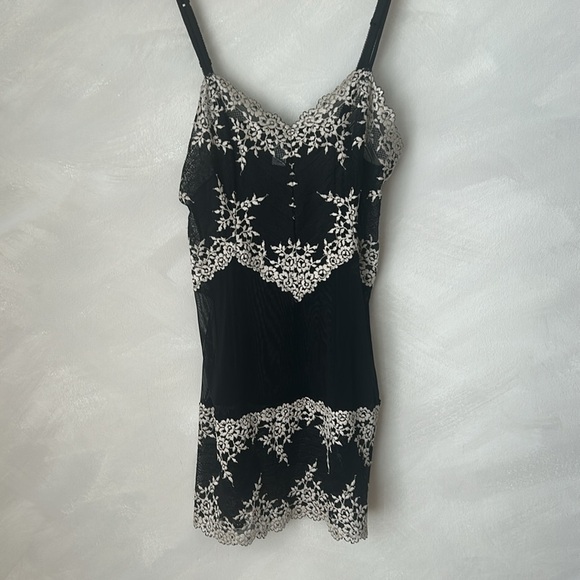 Wacoal ‘Embrace Lace’ Chemise medium black white sheer slip - Picture 4 of 10